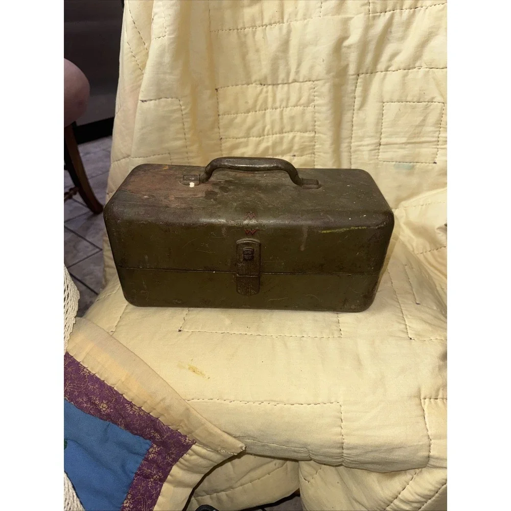 VINTAGE 1940'S STURDIBILT FISHING TACKLE BOX LOCKING WITH KEY ARMY GREEN FULL